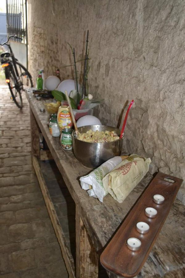 Grande Chambre D'Hote Pour 4 A 5 Personnes Bed & Breakfast Chef-Boutonne Exterior photo