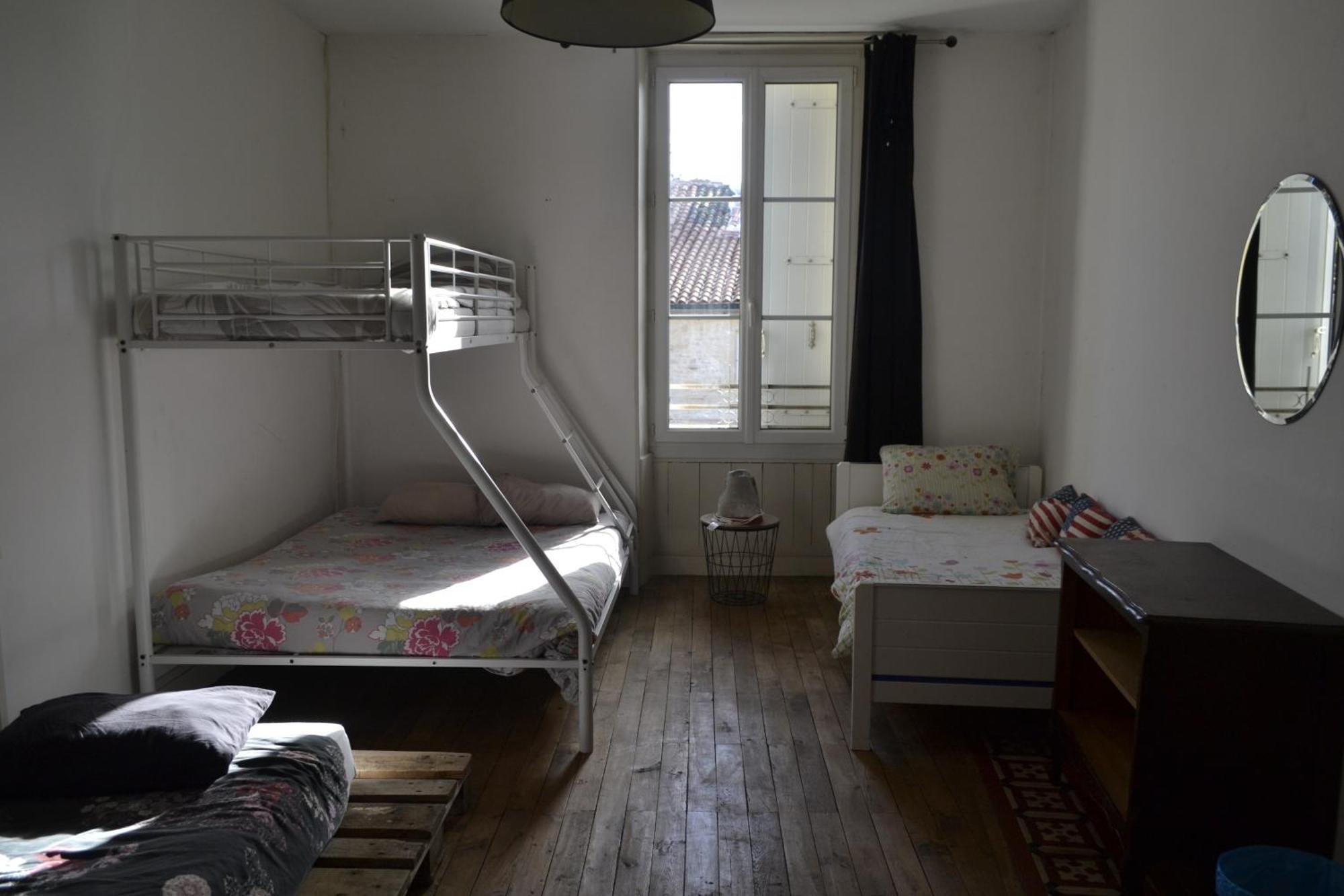 Grande Chambre D'Hote Pour 4 A 5 Personnes Bed & Breakfast Chef-Boutonne Exterior photo